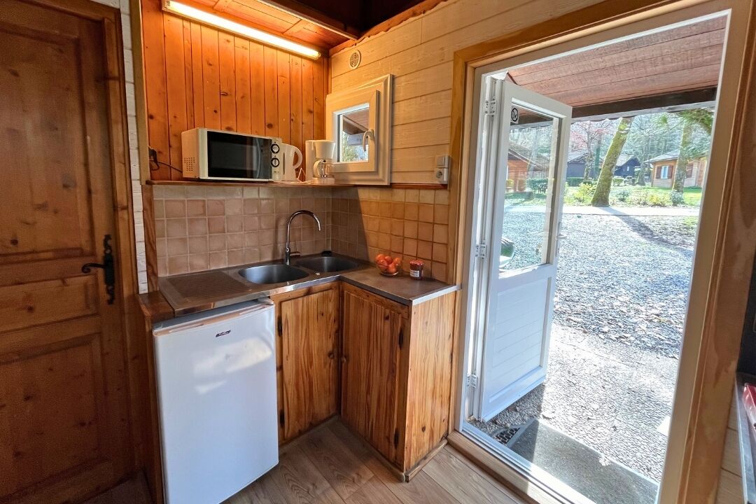 Chalet Confort | Cocina privada | Frigorífico, microondas, utensilios de cocina y artículos de limpieza