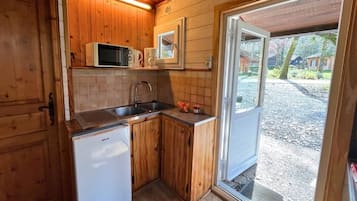 Chalet Confort | Cocina privada | Frigorífico, microondas, utensilios de cocina y artículos de limpieza