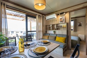 Chalet Premium | Área de sala de estar | Televisión de pantalla plana de 32 pulgadas con canales por cable 