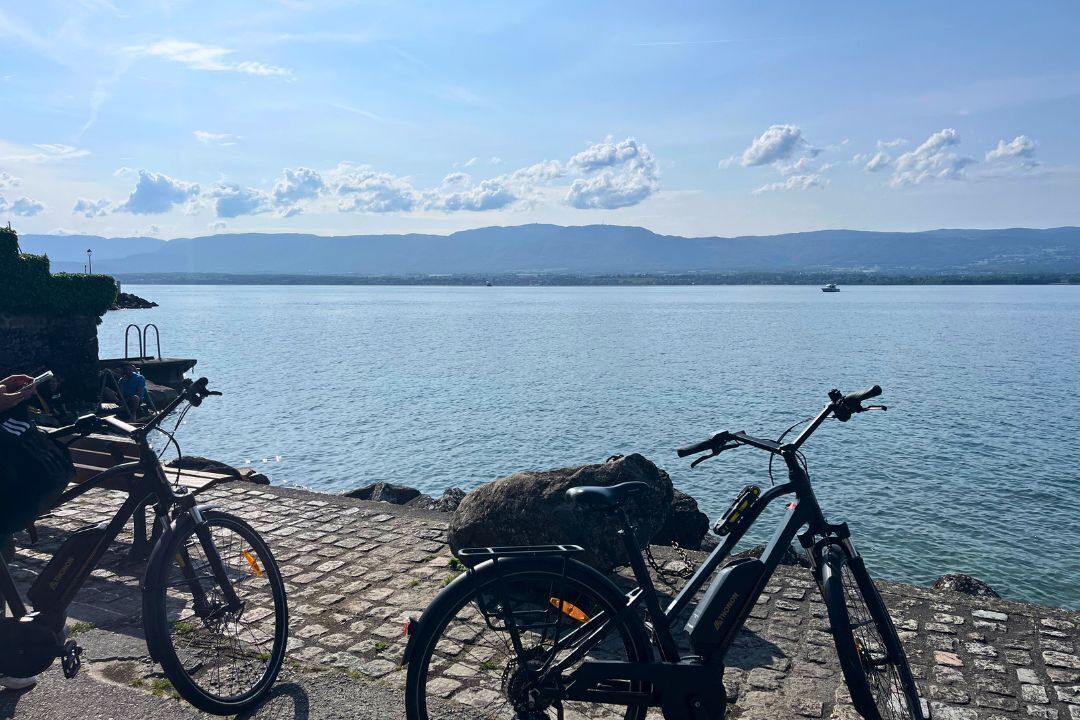 Une zone riveraine aménagée avec une surface pavée, où des vélos sont stationnés près du bord.