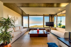 Smart TV, fireplace, video games