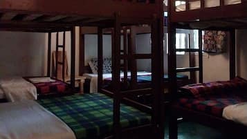 Eenvoudige kamer | 1 slaapkamer, een laptopwerkplek, een strijkplank/strijkijzer