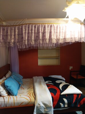 1 makuuhuone, kannettavalle tietokoneelle sopiva työtila