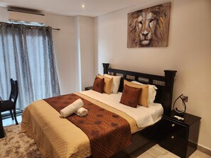 1 dormitorio, escritorio, tabla de planchar con plancha y wifi