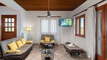 Panoramic Vacation House | Khu phòng khách | Smart TV 43-inch có truyền hình cáp, TV