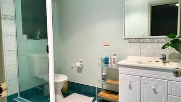Haartrockner, Handtücher, Shampoo, Toilettenpapier