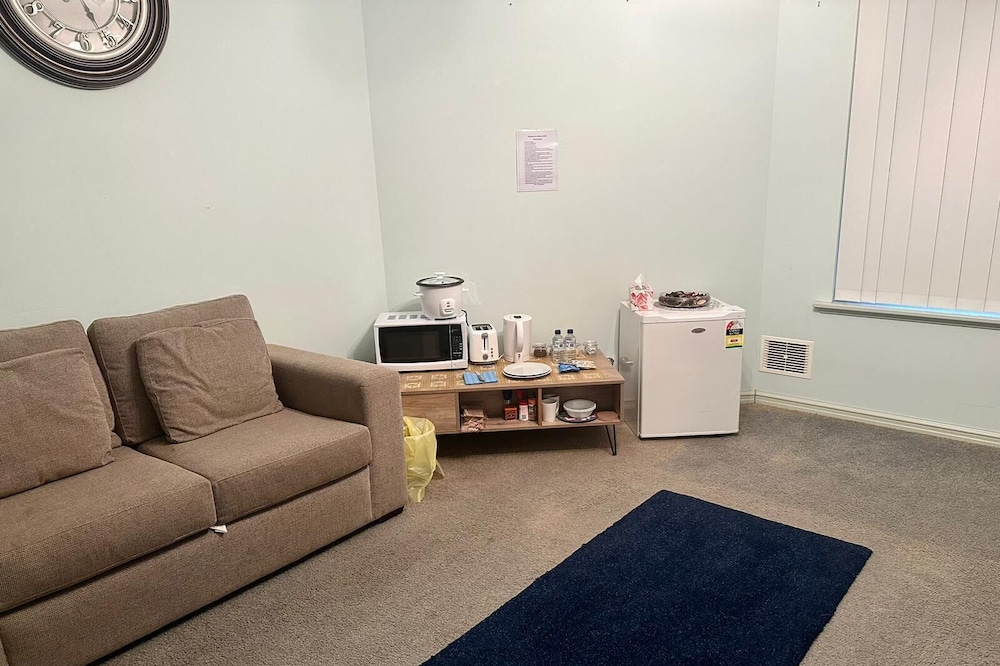 Total Independent Unit - 5 Minutes From Airport