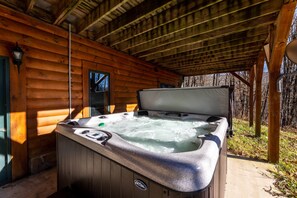 Outdoor spa tub - Cabin near Snowshoe (Pocahontas County)