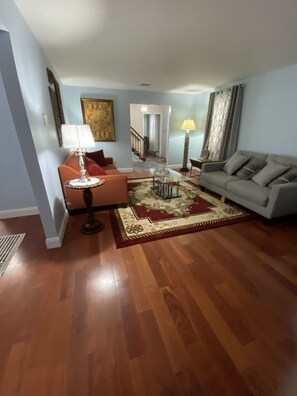 Smart TV, fireplace - Beautiful home in the Pocono near all attractions. (Tannersville)