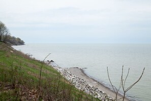Beach - Modern Lake Erie Cottage w/ Hot Tub Near Wineries (Madison)