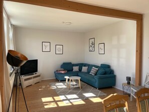 Tv, böcker och en stereo