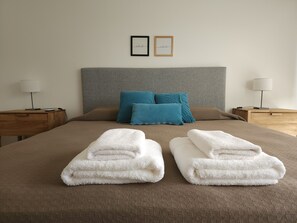 1 slaapkamer, een strijkplank/strijkijzer, wifi, beddengoed
