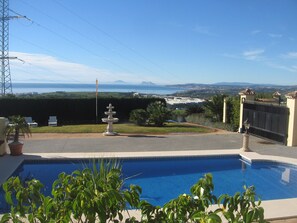 Alberca al aire libre y alberca climatizada