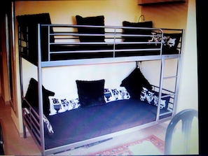 1 chambre, bureau, fer et planche Ă repasser, lit parapluie