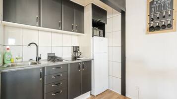 Réfrigérateur, micro-ondes, cafetière/bouilloire, bouilloire électrique