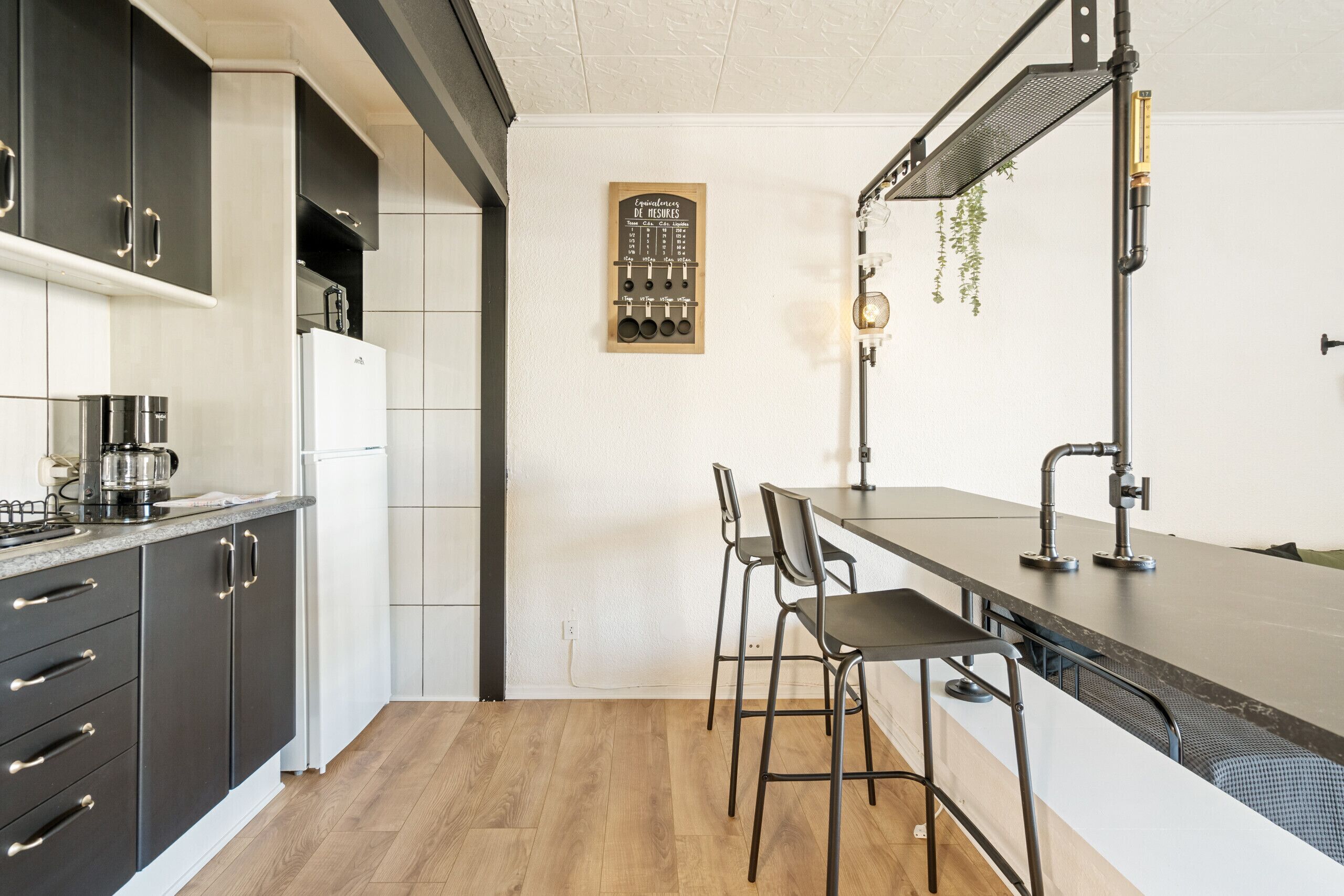 Een koelkast, een microgolfoven, een koffiezetapparaat/waterkoker