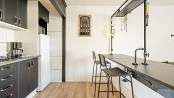 Réfrigérateur, micro-ondes, cafetiÚre/bouilloire, bouilloire électrique