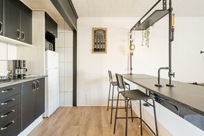 Frigorífico, microondas, cafetera o tetera y hervidor eléctrico