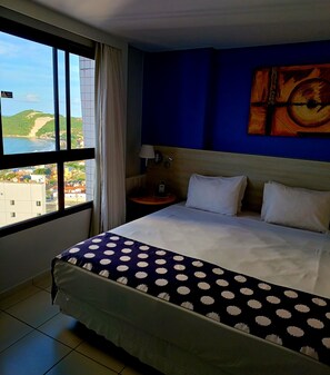Roupas de cama antialérgicas, frigobar, cofres nos quartos