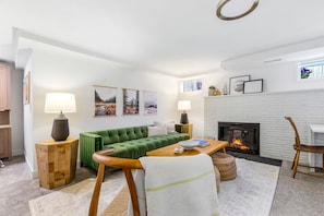 Classic Apartment | Living area - Lilac in Law (Seattle)