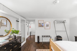 Classic Apartment | 1 bedroom, premium bedding, memory-foam beds, desk - Lilac in Law (Seattle)