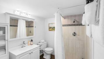 Classic Apartment | Bathroom | Towels, toilet paper