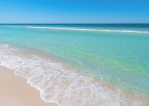 En la playa y camastros 