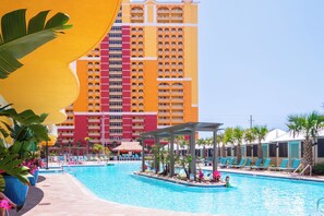 Utendørsbasseng og et oppvarmet basseng