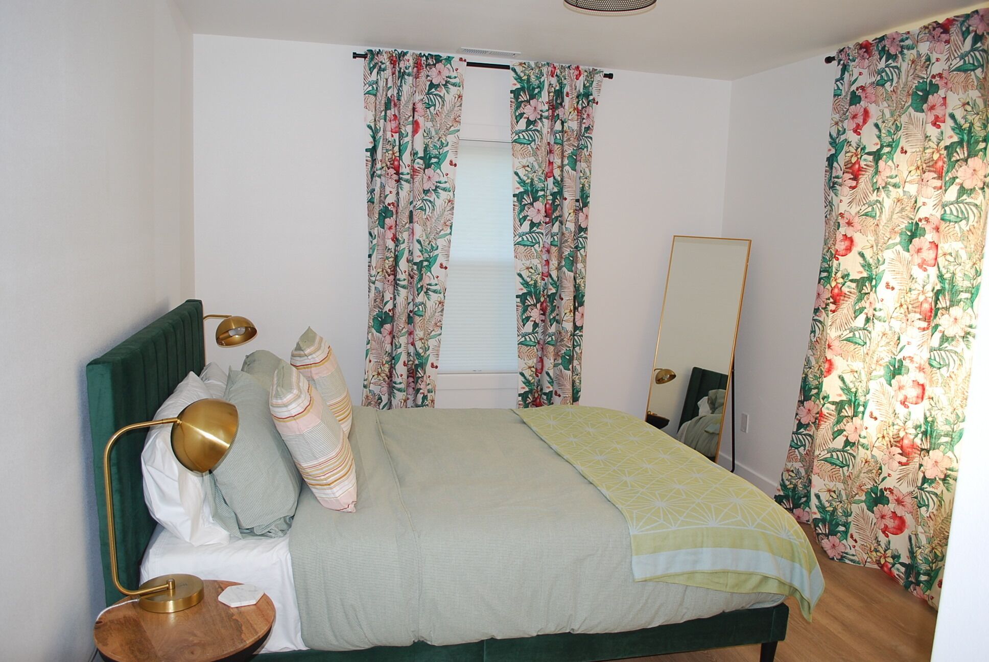 Beautifully appointed bungalow. Heights of Hood River. Sleeps 6. 4 beds. 