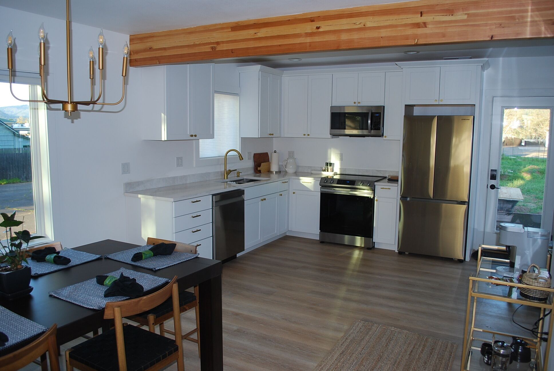 Beautifully appointed bungalow. Heights of Hood River. Sleeps 6. 4 beds. 