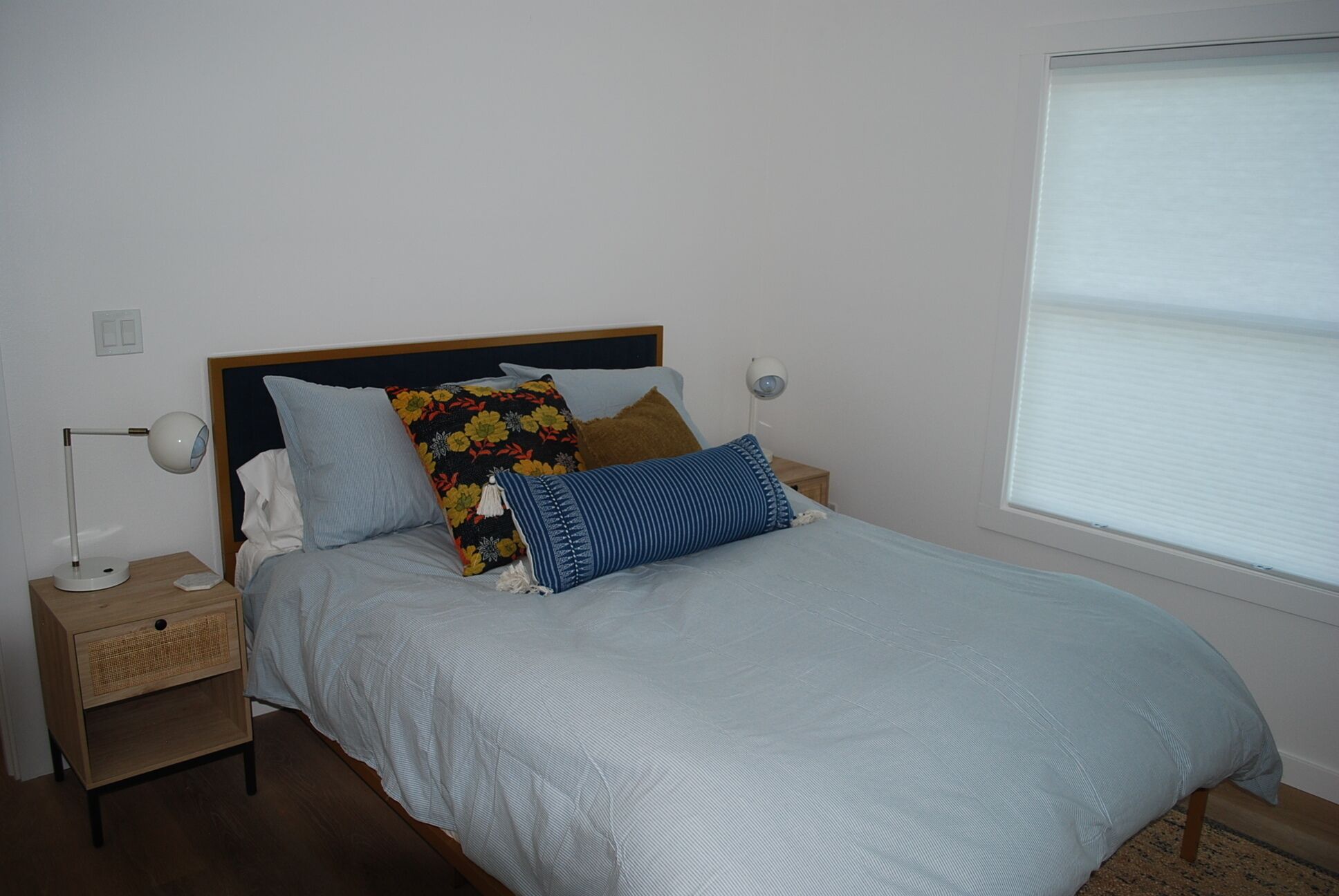 Beautifully appointed bungalow. Heights of Hood River. Sleeps 6. 4 beds. 