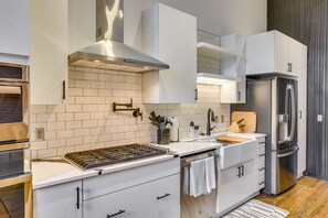 Refrigerador, microondas, placa de cocina, lavavajillas