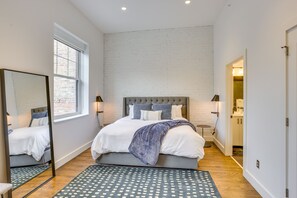 2 bedrooms, desk, iron/ironing board, WiFi