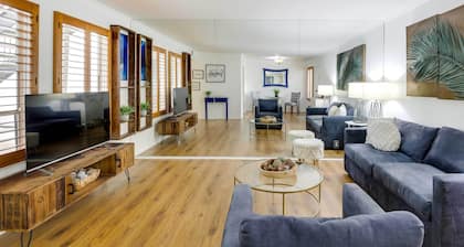 Stylish Condo w/ Pool in Knox Henderson!