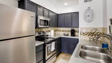 Fridge, microwave, stovetop, dishwasher