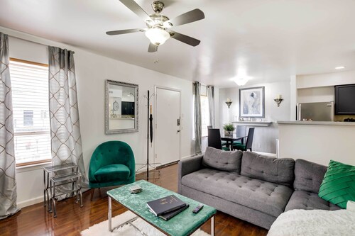 Chic Dallas Condo w/ Pool, Walk to Knox Street!