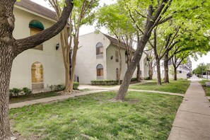 Property grounds - Chic Dallas Condo w/ Pool, Walk to Knox Street! (Dallas)