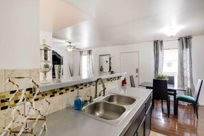 Fridge, microwave, stovetop, dishwasher - Chic Dallas Condo w/ Pool, Walk to Knox Street! (Dallas)