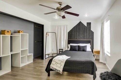 Serene Dallas Condo w/ Pool - Walkable Location!