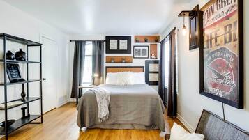 1 bedroom, desk, internet, bed sheets