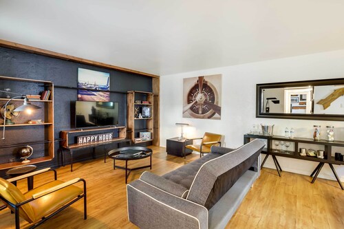 Contemporary Dallas Condo w/ Pool Access!
