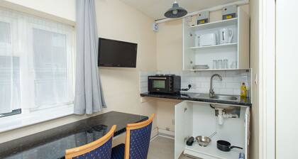 *REDUCED* Compact Studio 20 minutes to London via fast train