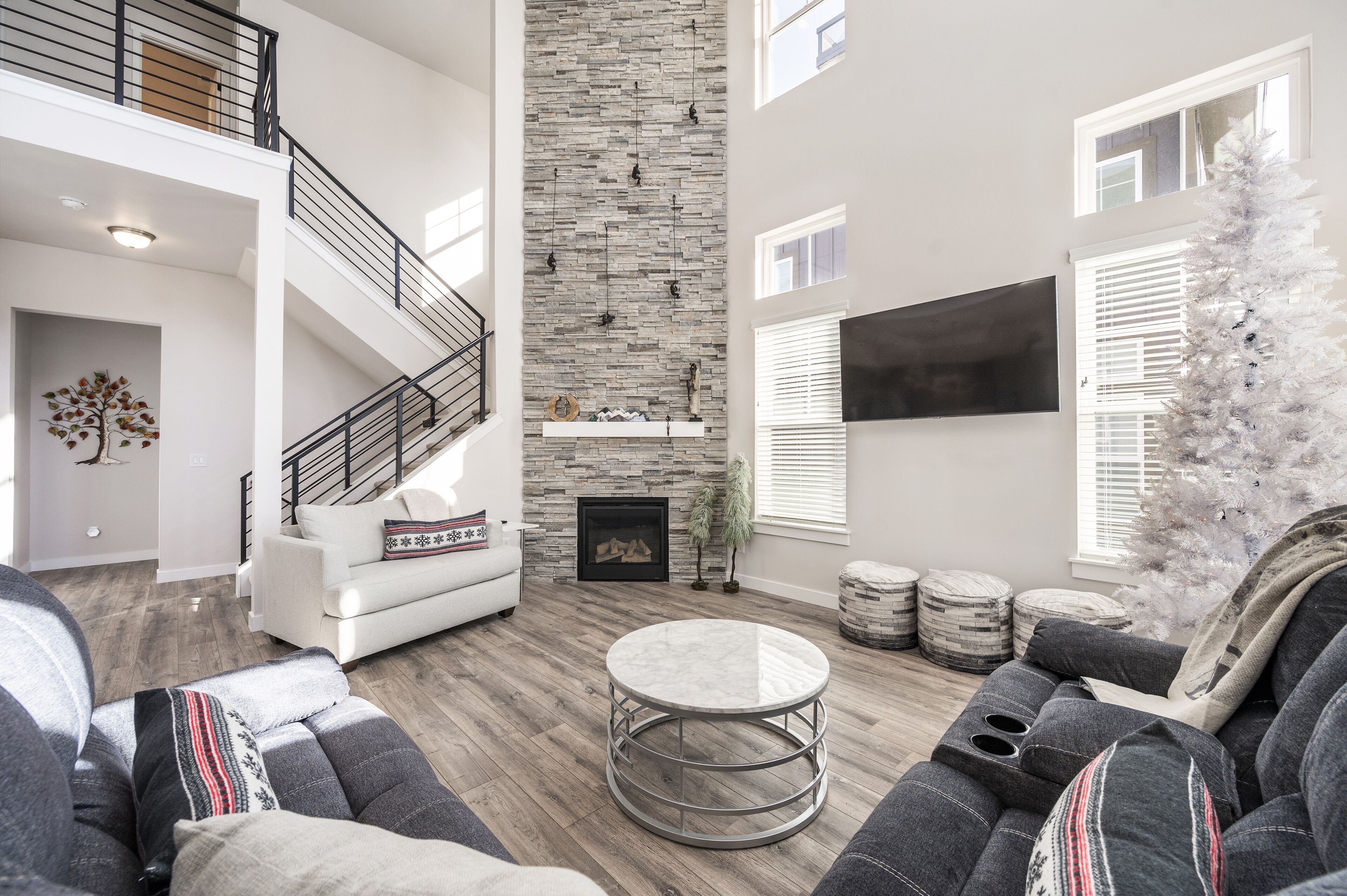 Smart-TV, Kamin, Stereoanlage