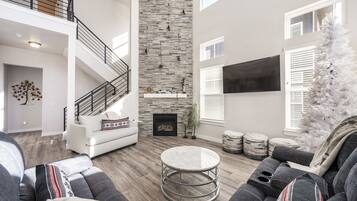 Smart-TV, Kamin, Stereoanlage