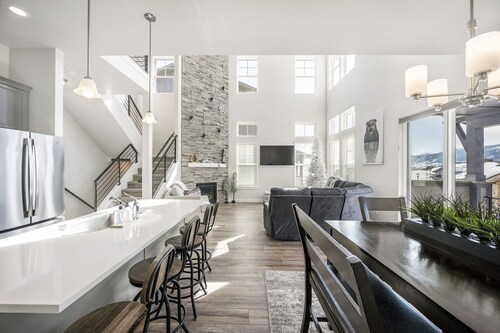 Modern Lake-View Escape in Hideout Near Park City Utah