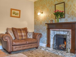 TV, fireplace - 4 bedroom accommodation in Clitheroe (Clitheroe)