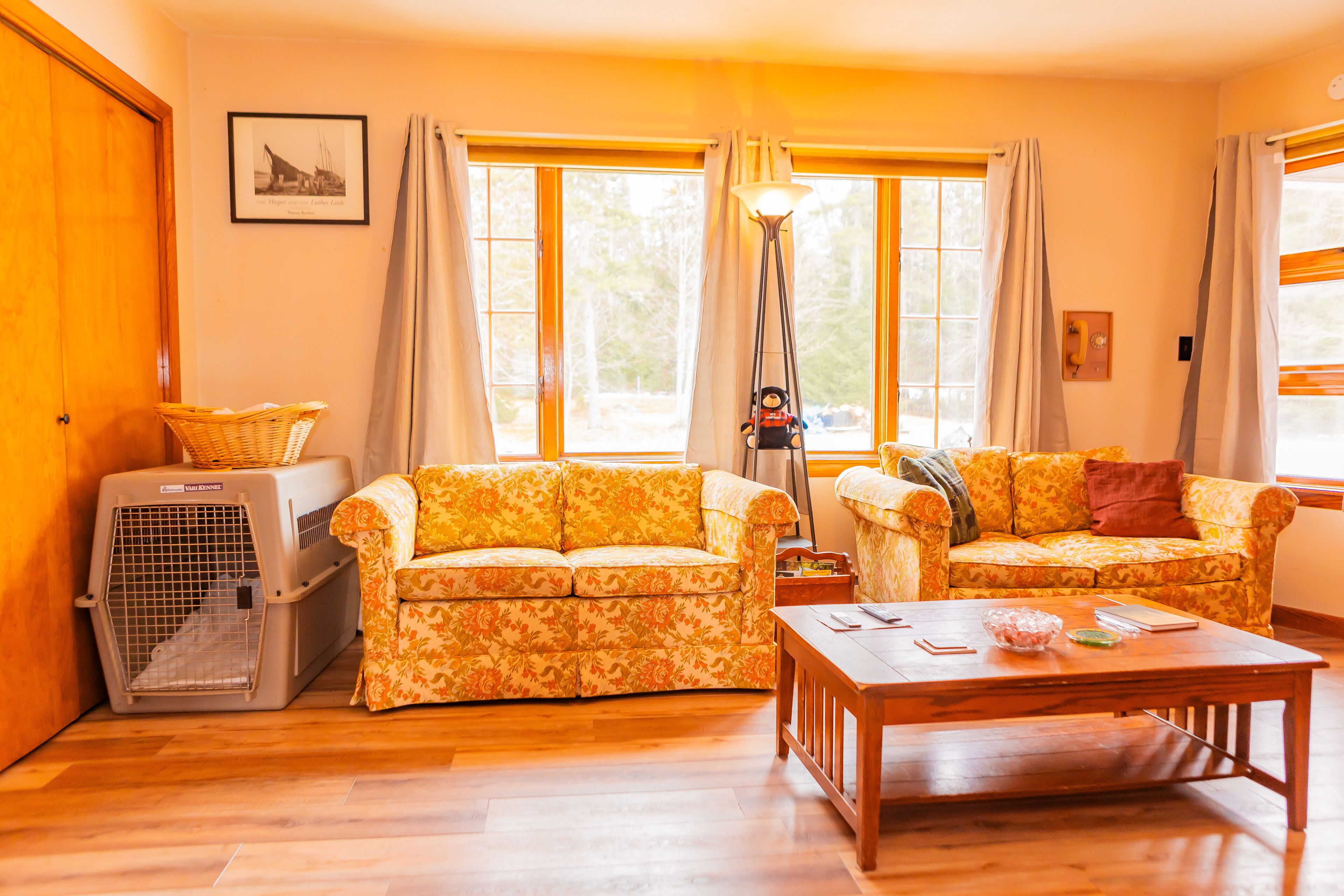 Télévision, cheminée, livres