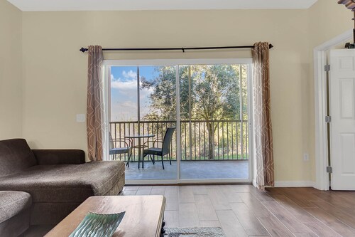 Next to the mall(restaurants)! 2 Miles to Disney,ALL 1ST FLOOR