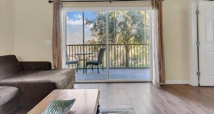 Next to the mall(restaurants)! 2 Miles to Disney,ALL 1ST FLOOR