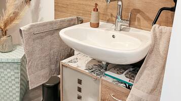 Dusche, Haartrockner, HandtĂŒcher, Seife